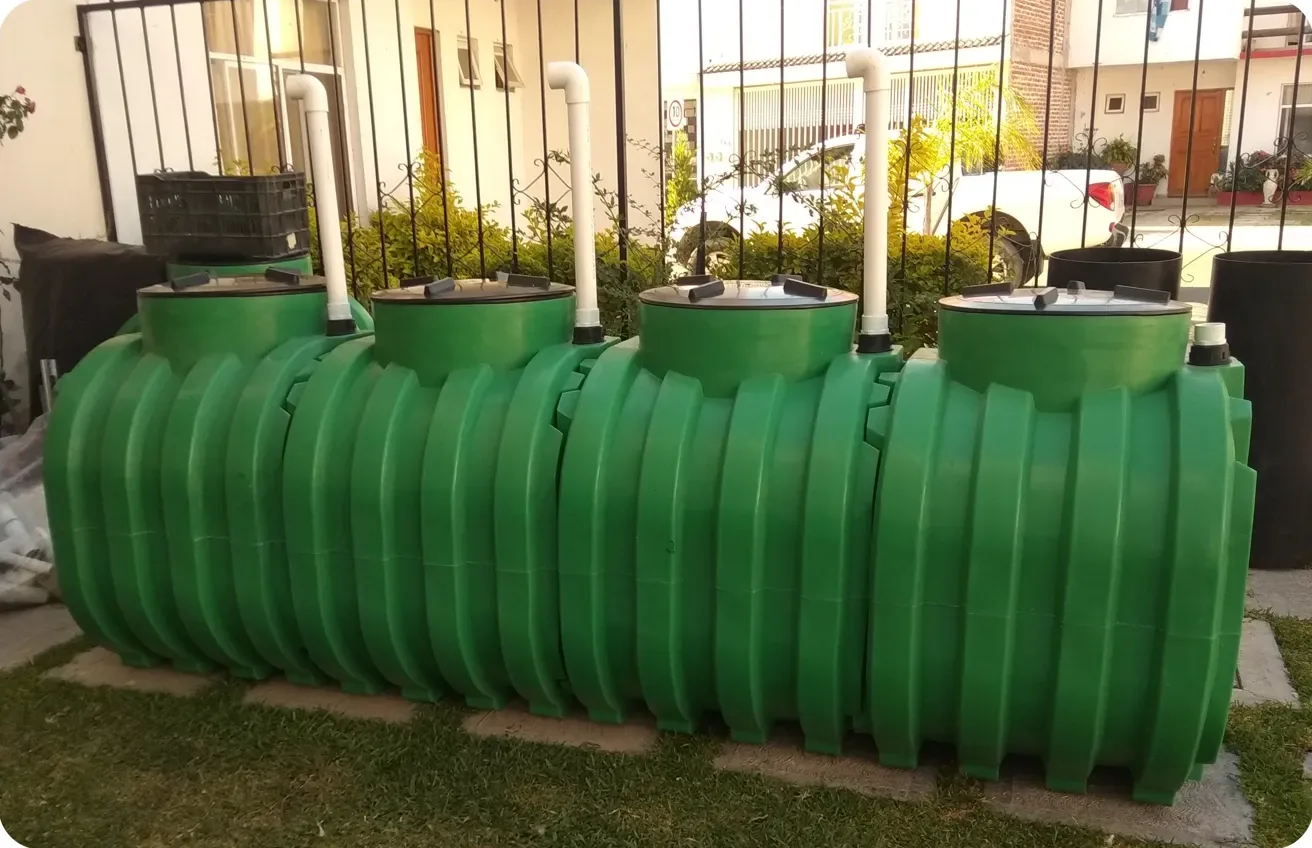 Microplanta de tratamiento MicrotarPlus instalada en jardín