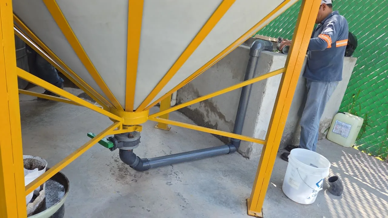 Purga de lodos en la base del sedimentador